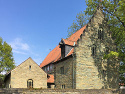Romanisches Haus am Burghofmuseum mit Treppengiebel sowie Rundbogenfenstern mit jeweils zwei eingestellten Säulen