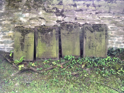 Grabplatten im Garten des Burghofmuseums